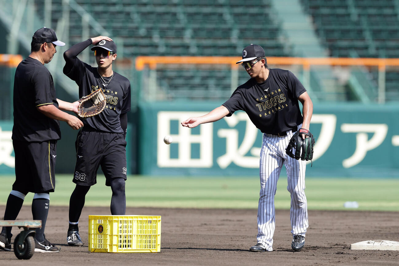 阪神対DeNA　二塁でノックを受けた阪神立石正広（右）。左から2人目は小幡竜平（撮影・前田充）