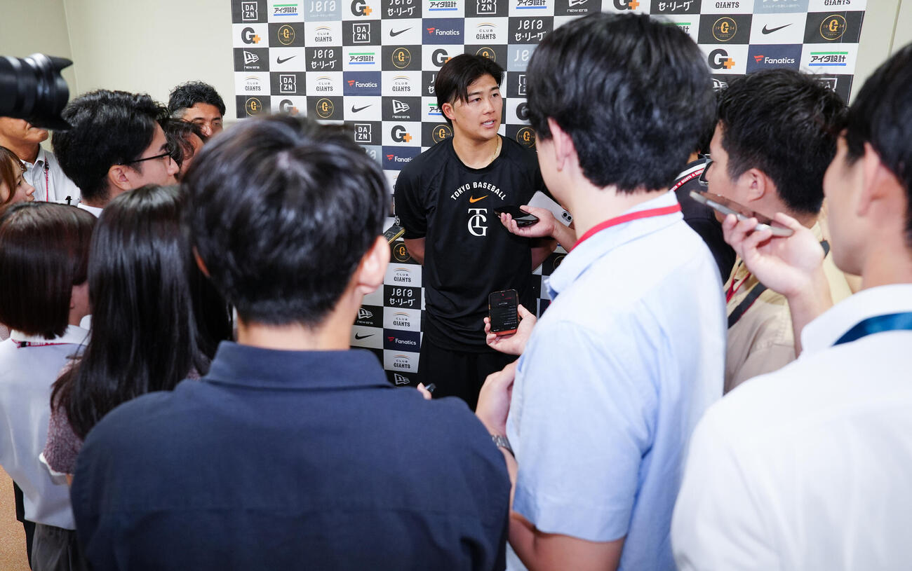 巨人対広島　支配下登録され、取材に応じる巨人代木大和（撮影・鈴木みどり）