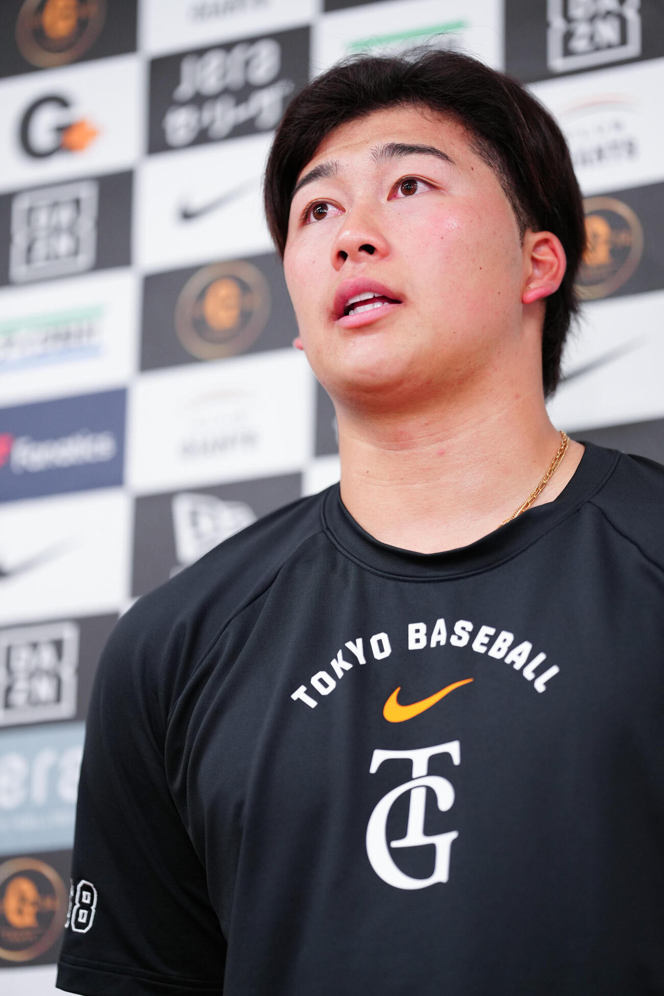 巨人対広島　支配下登録され、取材に応じる巨人代木大和（撮影・鈴木みどり）