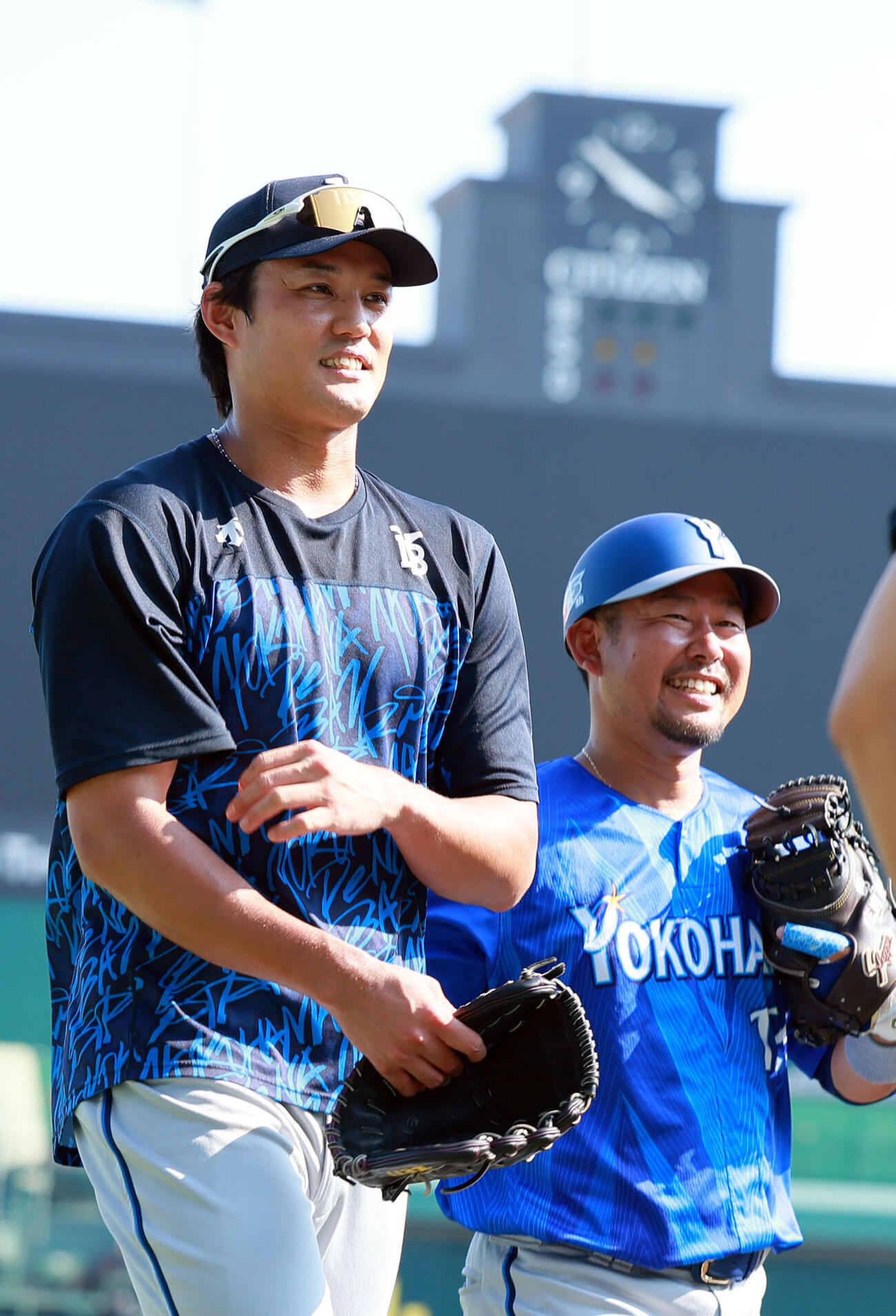 阪神対DeNA　甲子園球場のグラウンドをリラックスした表情で移動するDeNA藤浪晋太郎（手前）（撮影・上山淳一）