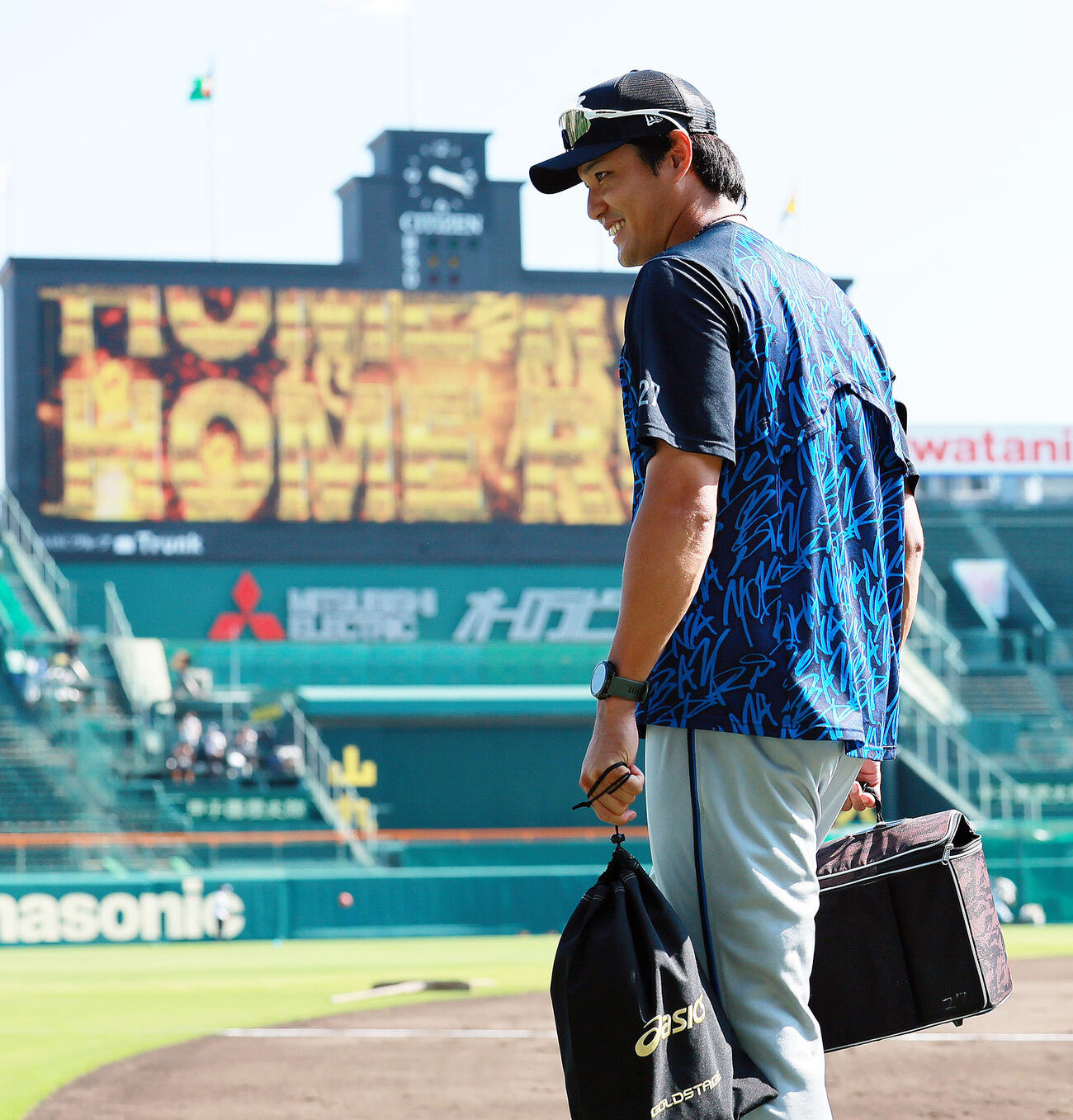 阪神対DeNA　甲子園球場のグラウンドを移動するDeNA藤浪晋太郎（撮影・上山淳一）