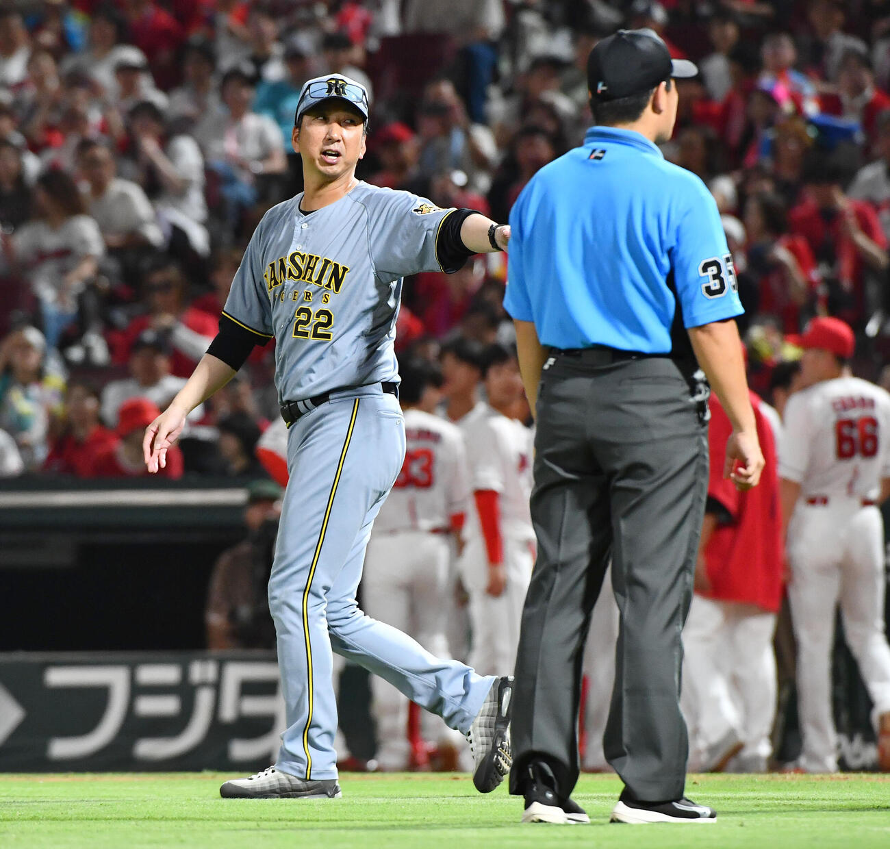 19日、死球を受けた大山悠輔のもとに向かう藤川監督