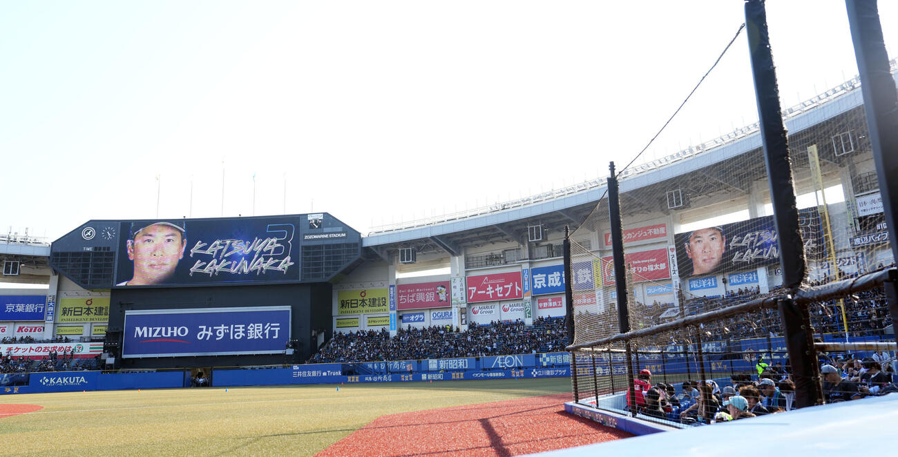 ロッテ対ソフトバンク　選手紹介でモニターに映し出されるロッテ角中勝也（撮影・たえ見朱実）