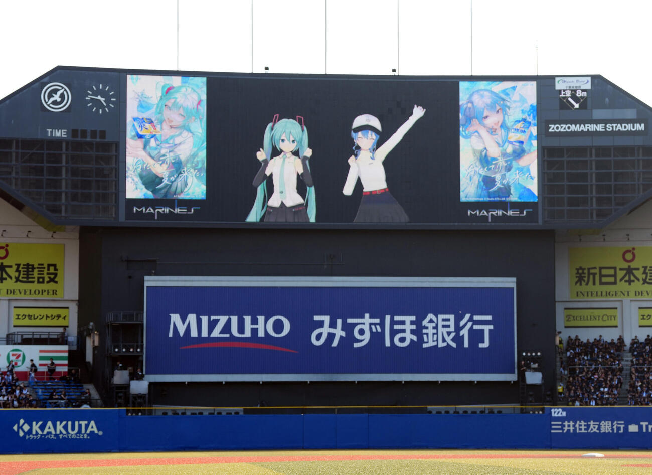 ロッテ対ソフトバンク　ファーストピッチセレモニーを務めた星街すいせい（右）と初音ミク（撮影・たえ見朱実）