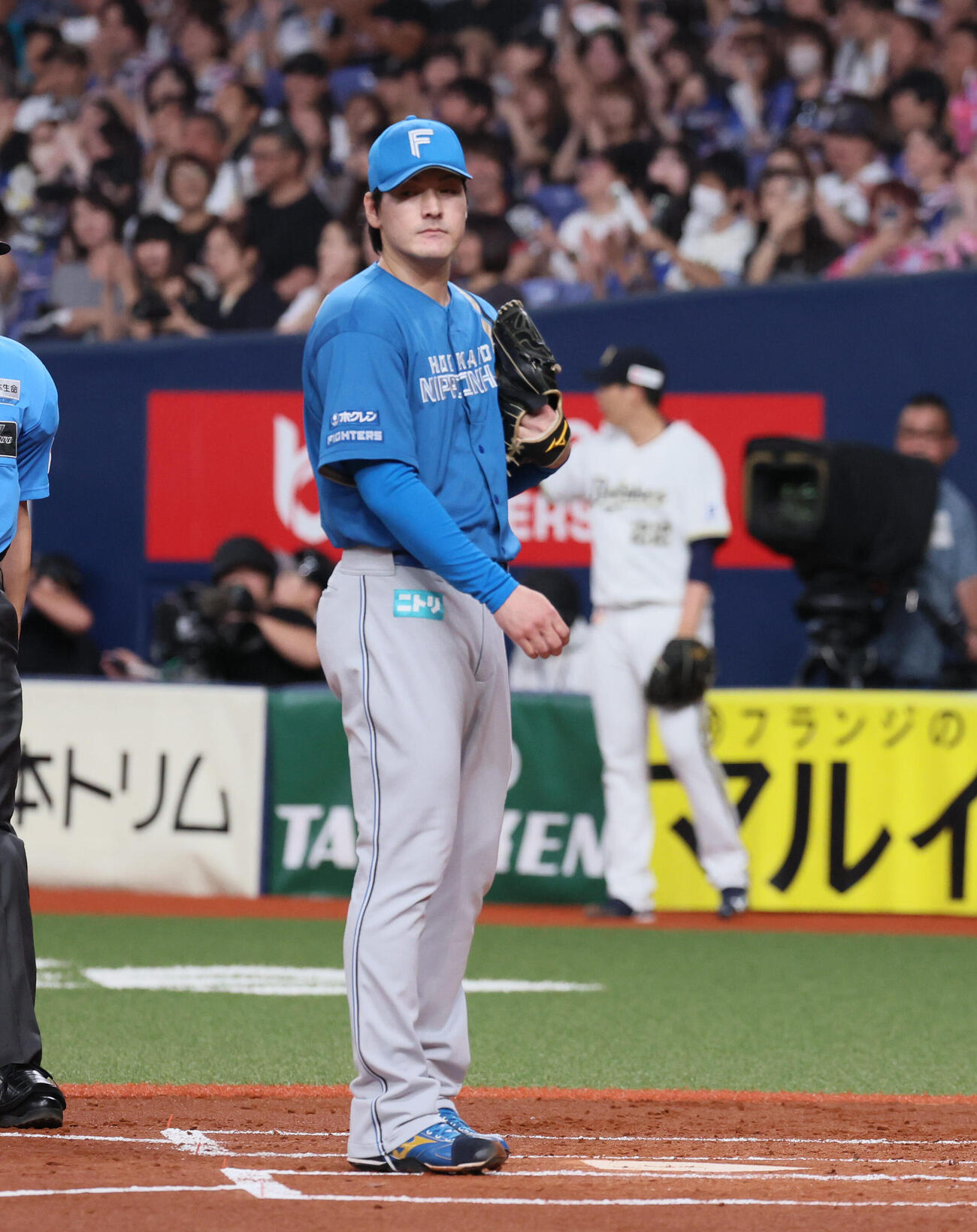 オリックス対日本ハム　1回裏オリックス1死一、三塁、打者太田椋の時、有原航平は暴投でオリックスに先制を許す。後方は九里亜蓮（撮影・宮崎幸一）