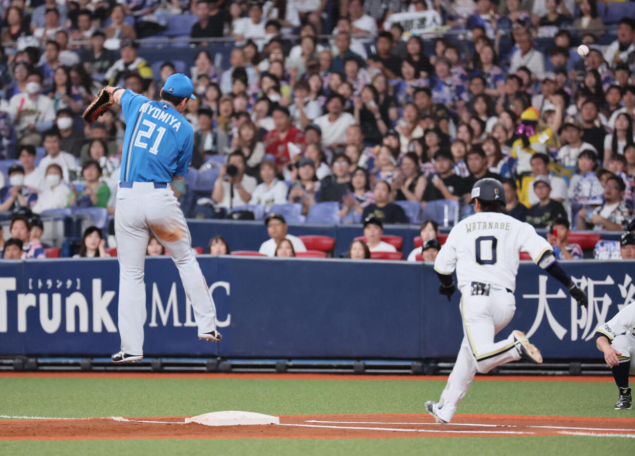 オリックス対日本ハム　1回裏オリックス1死、渡部遼人は遊失で出塁する。一塁手は清宮幸太郎（撮影・宮崎幸一）