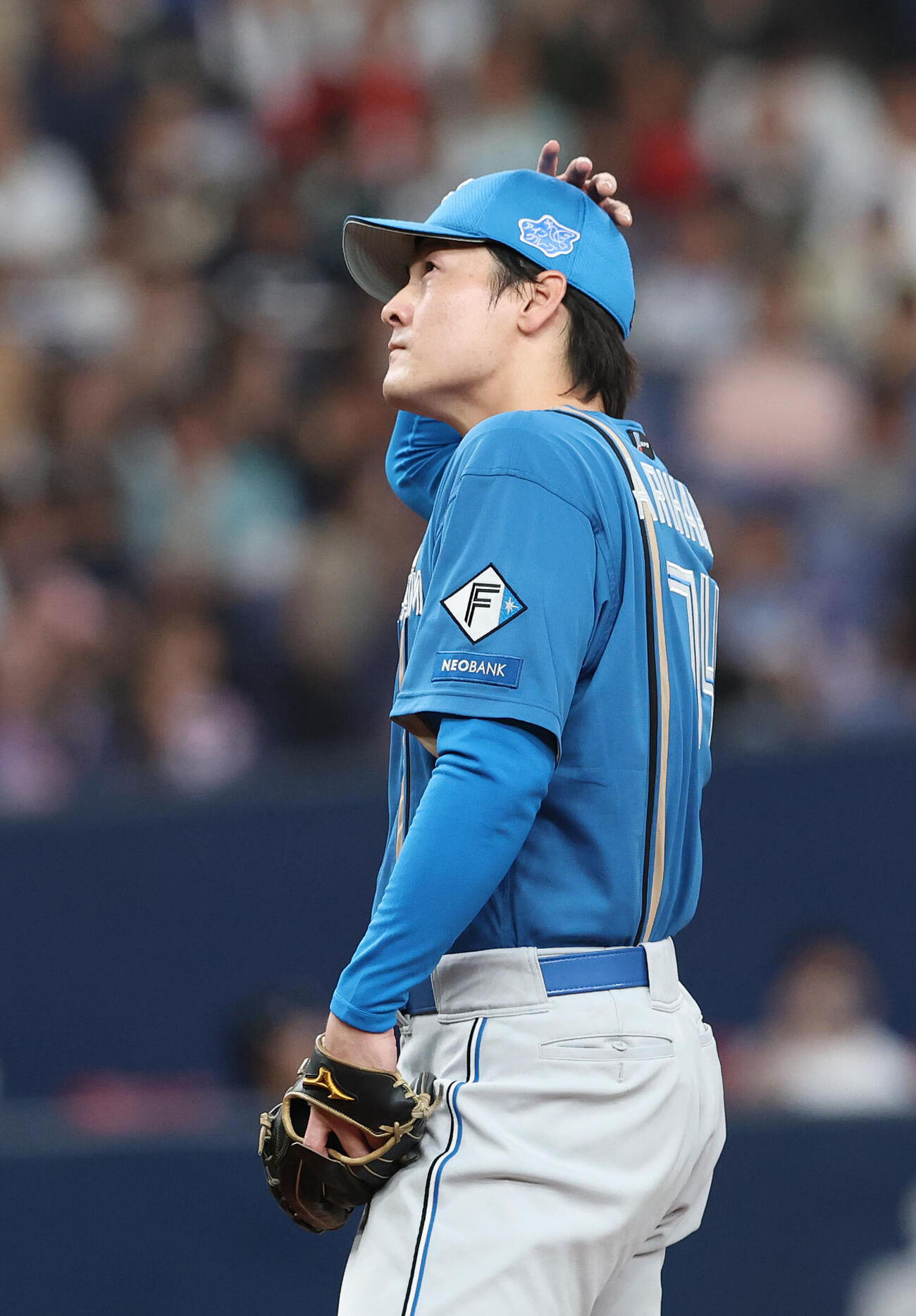 オリックス対日本ハム　1回裏1死一、三塁、捕手進藤勇也のパスボールで渡部遼人に生還され頭を抱える有原航平（撮影・白石智彦）
