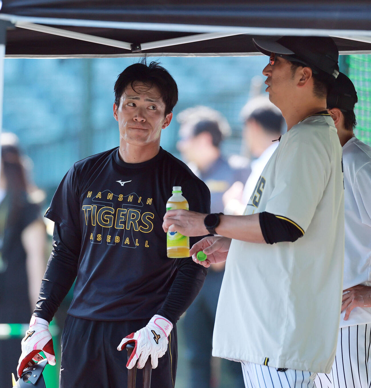 阪神対DeNA　試合前の練習で阪神藤川球児監督（右）の話を聞く福島圭音（撮影・上山淳一）