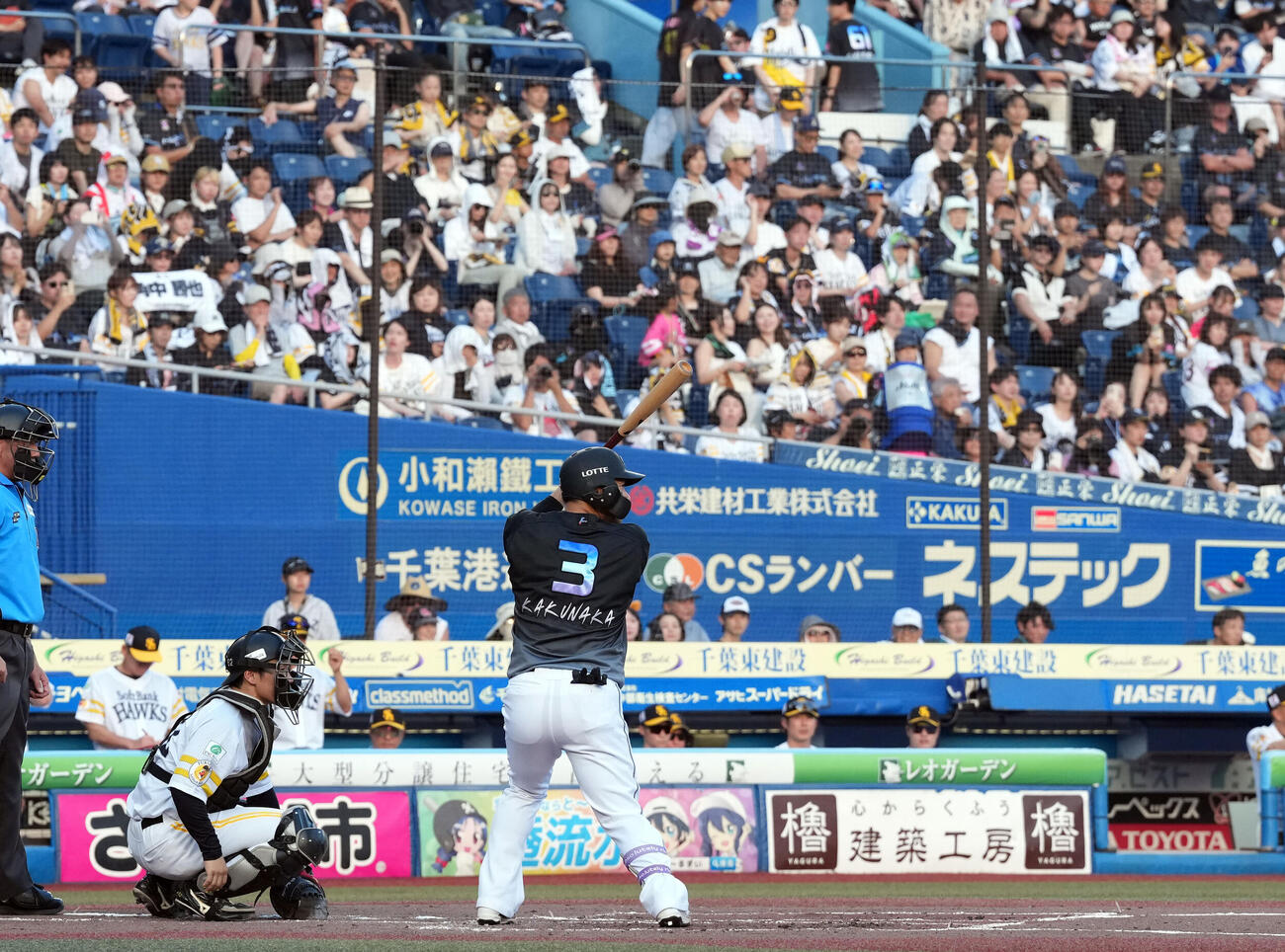 ロッテ対ソフトバンク　2回裏ロッテ無死二塁、8番DHで打席に立つ角中勝也（撮影・たえ見朱実）