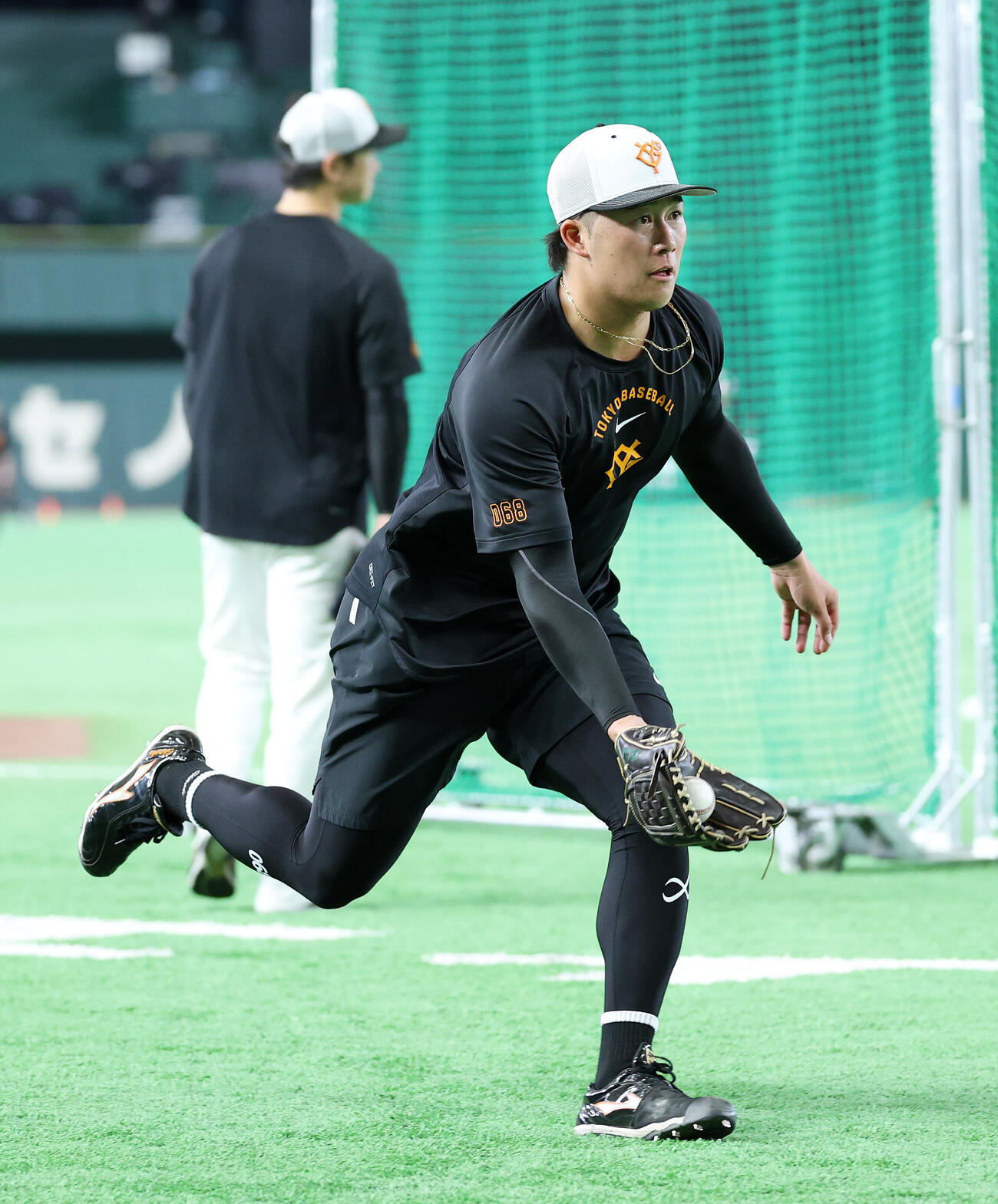 巨人対広島　ノックを受ける巨人代木大和（撮影・鈴木正人）