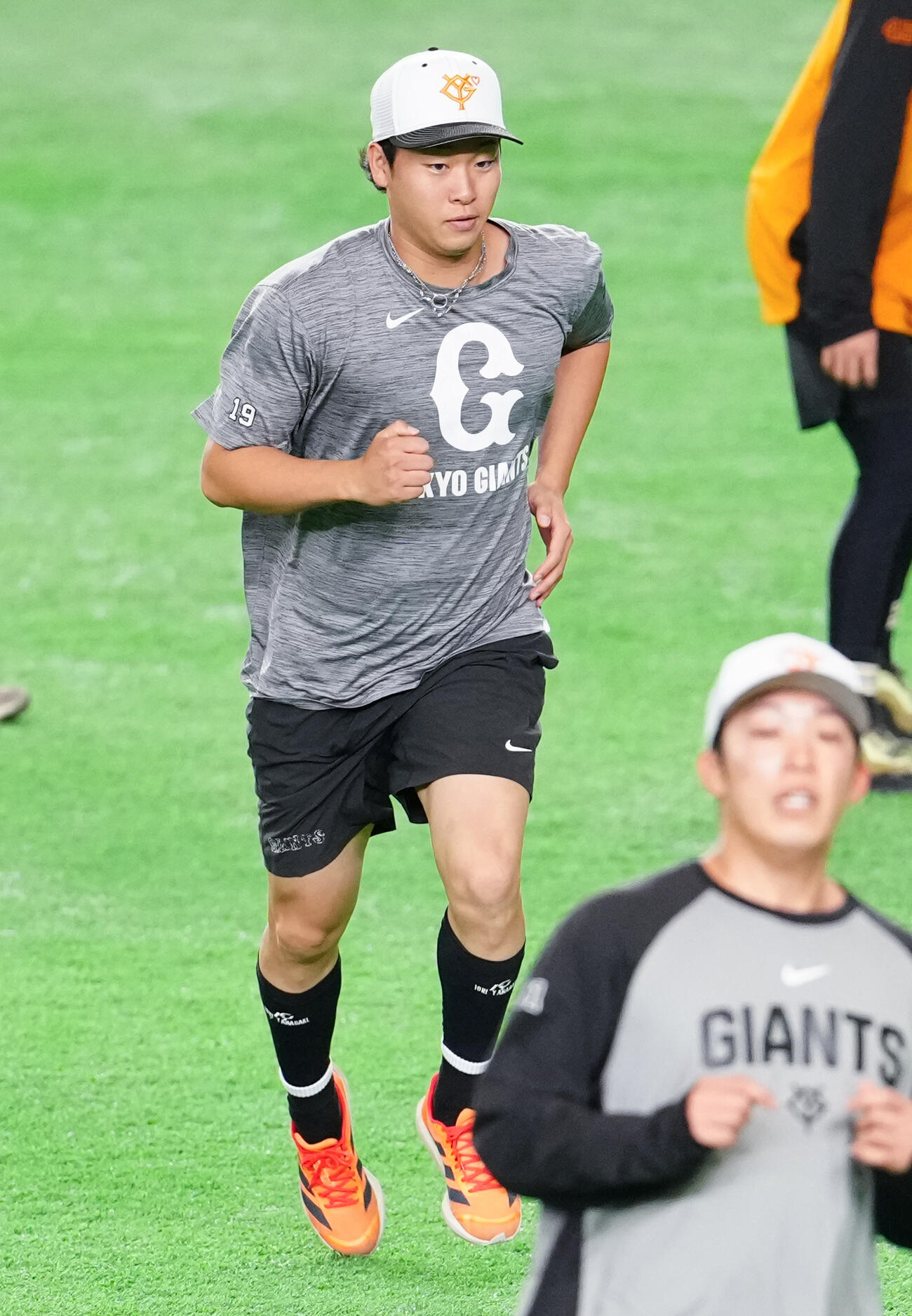巨人対広島　試合前練習で汗を流す巨人山崎伊織（撮影・鈴木みどり）