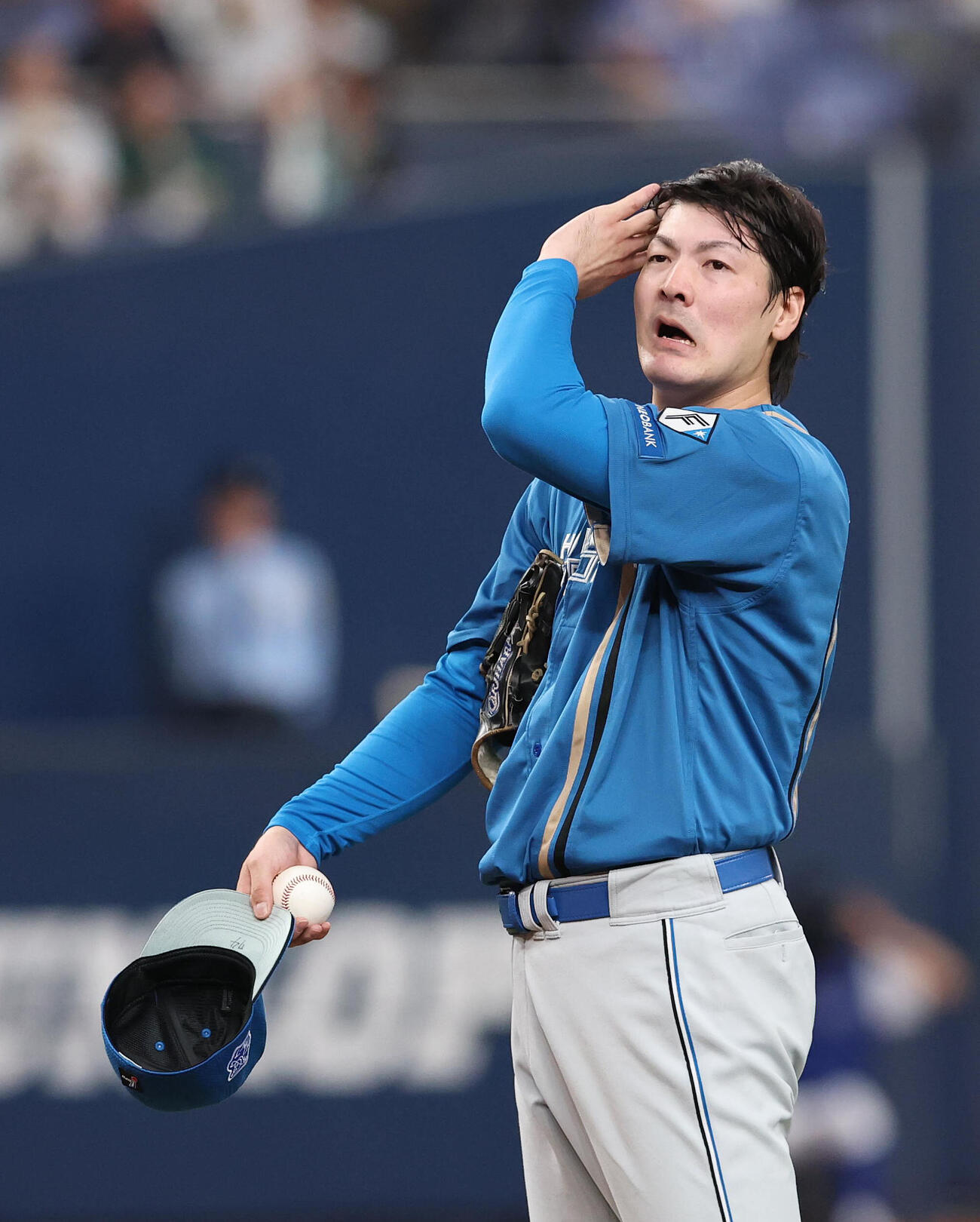 オリックス対日本ハム　5回裏オリックス1死満塁、来田涼斗の打球が内野安打で満塁となりマウンドで汗を拭う有原航平（撮影・白石智彦）