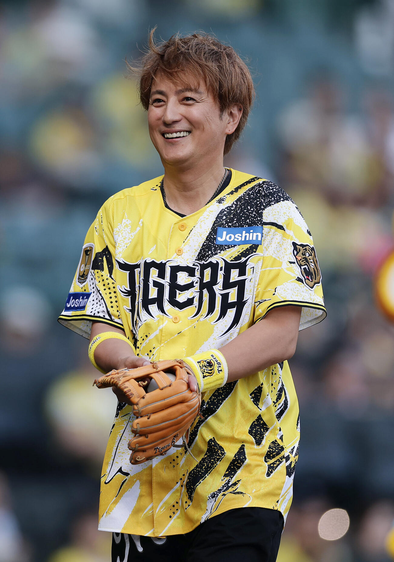 阪神対DeNA　ファーストピッチセレモニーを務めた上地雄輔（撮影・前田充）
