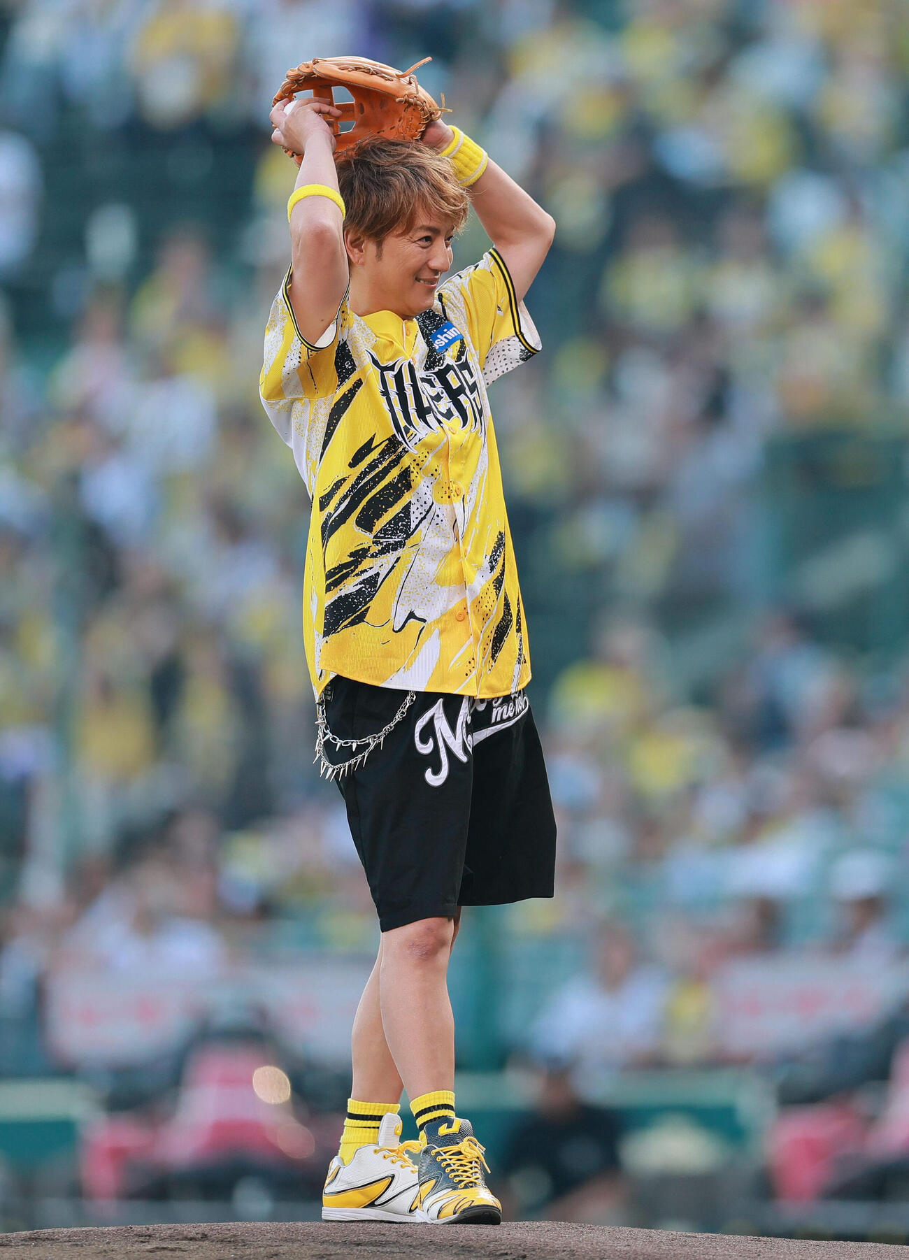 阪神対DeNA　ファーストピッチで投球する上地雄輔（撮影・上山淳一）