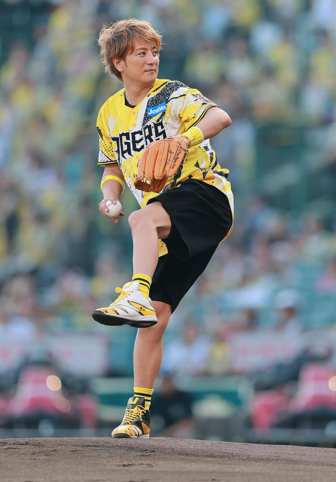 阪神対DeNA　ファーストピッチで投球する上地雄輔（撮影・上山淳一）