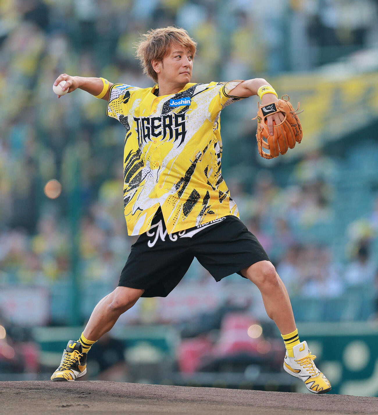 阪神対DeNA　ファーストピッチで投球する上地雄輔（撮影・上山淳一）