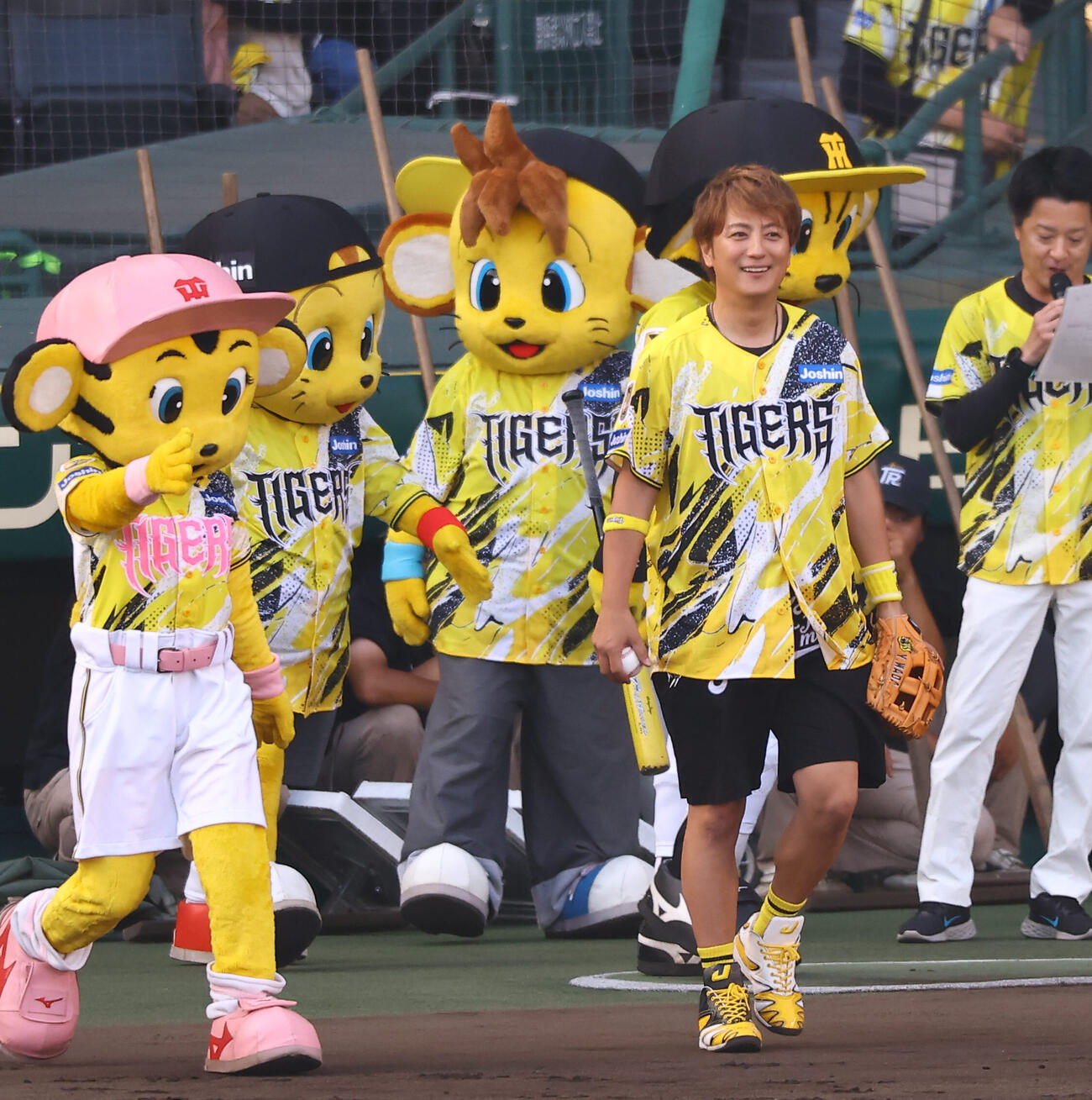 阪神対DeNA　ファーストピッチセレモニーに登場した上地雄輔（撮影・上田博志）