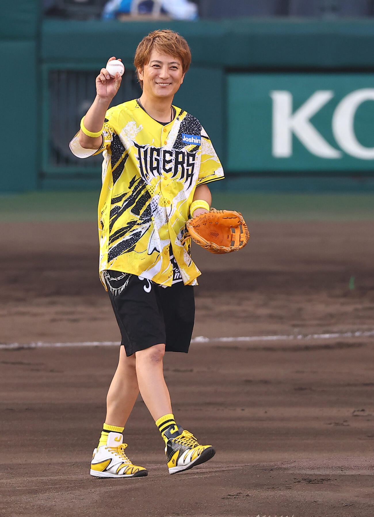 阪神対DeNA　ファーストピッチセレモニーに登場した上地雄輔（撮影・上田博志）