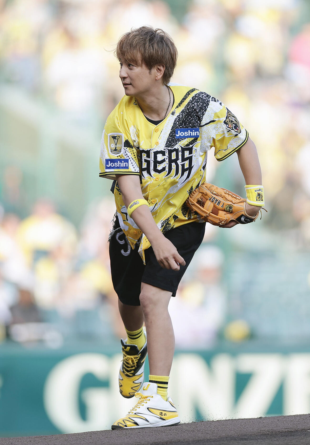 阪神対DeNA　ファーストピッチセレモニーを務める上地雄輔（撮影・前田充）