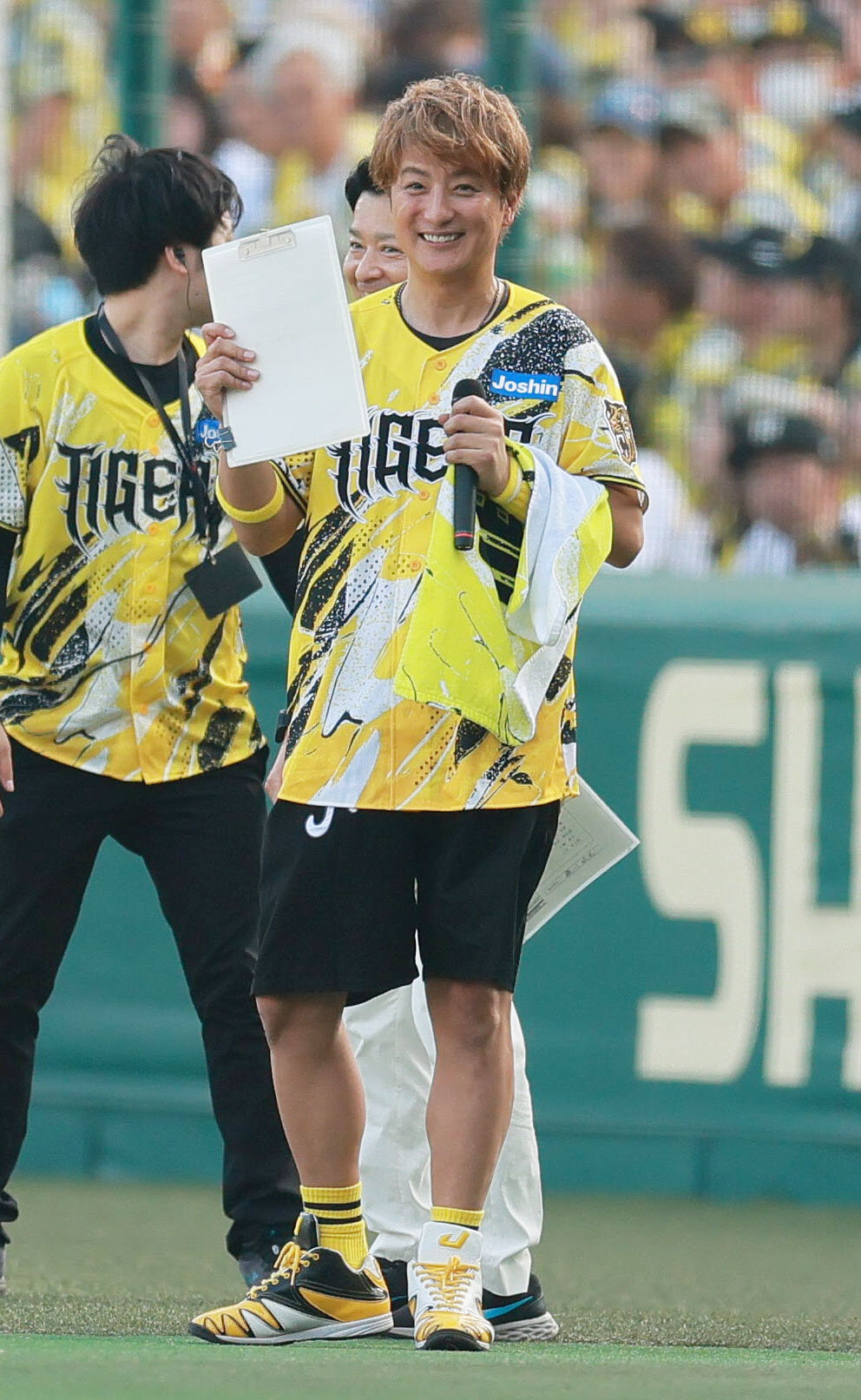 阪神対DeNA　阪神のスタメンを読み上げた上地雄輔（撮影・上山淳一）