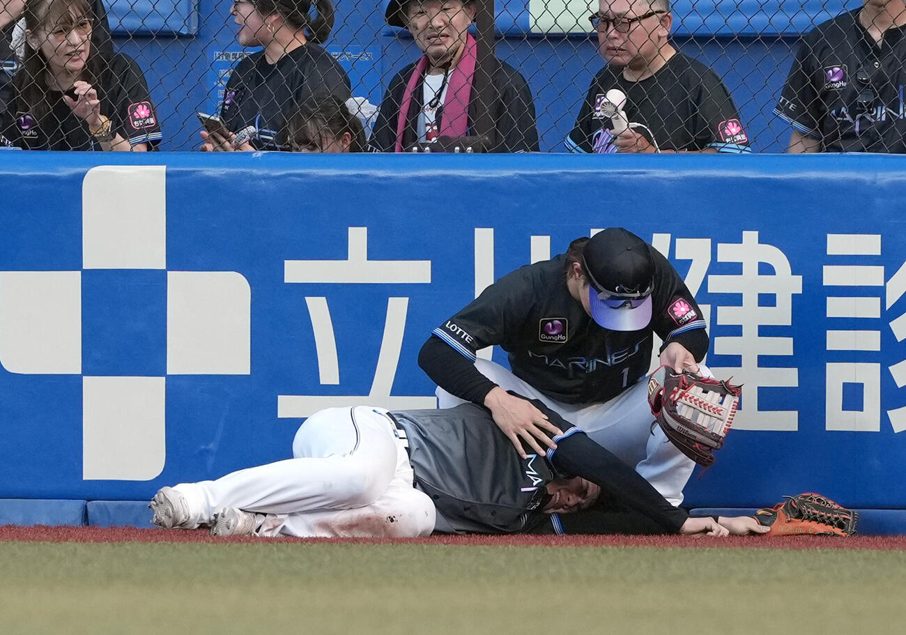 ロッテ対ソフトバンク　4回表、フェンスに激突し倒れるロッテ右翼手西川史礁（撮影・たえ見朱実）