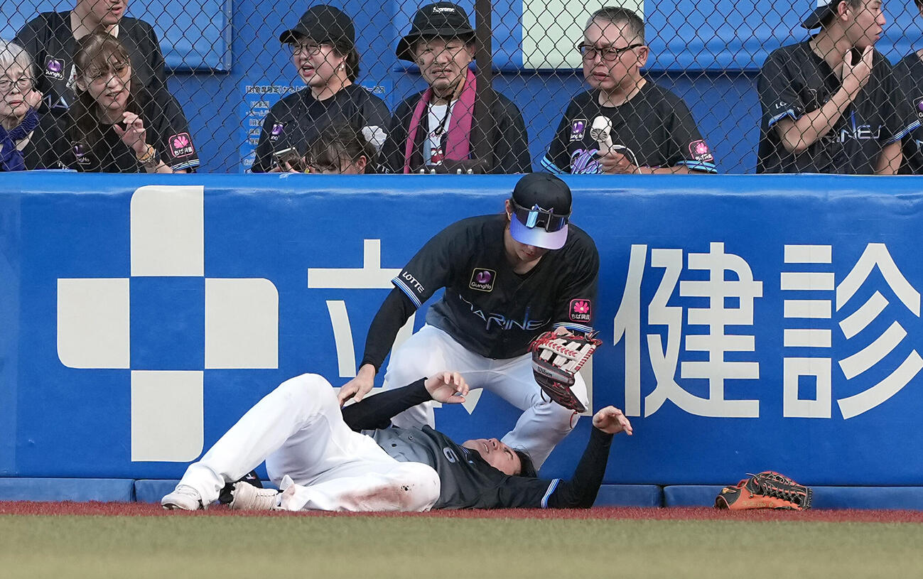 ロッテ対ソフトバンク　4回表、フェンスに激突し倒れるロッテ右翼手西川史礁（撮影・たえ見朱実）