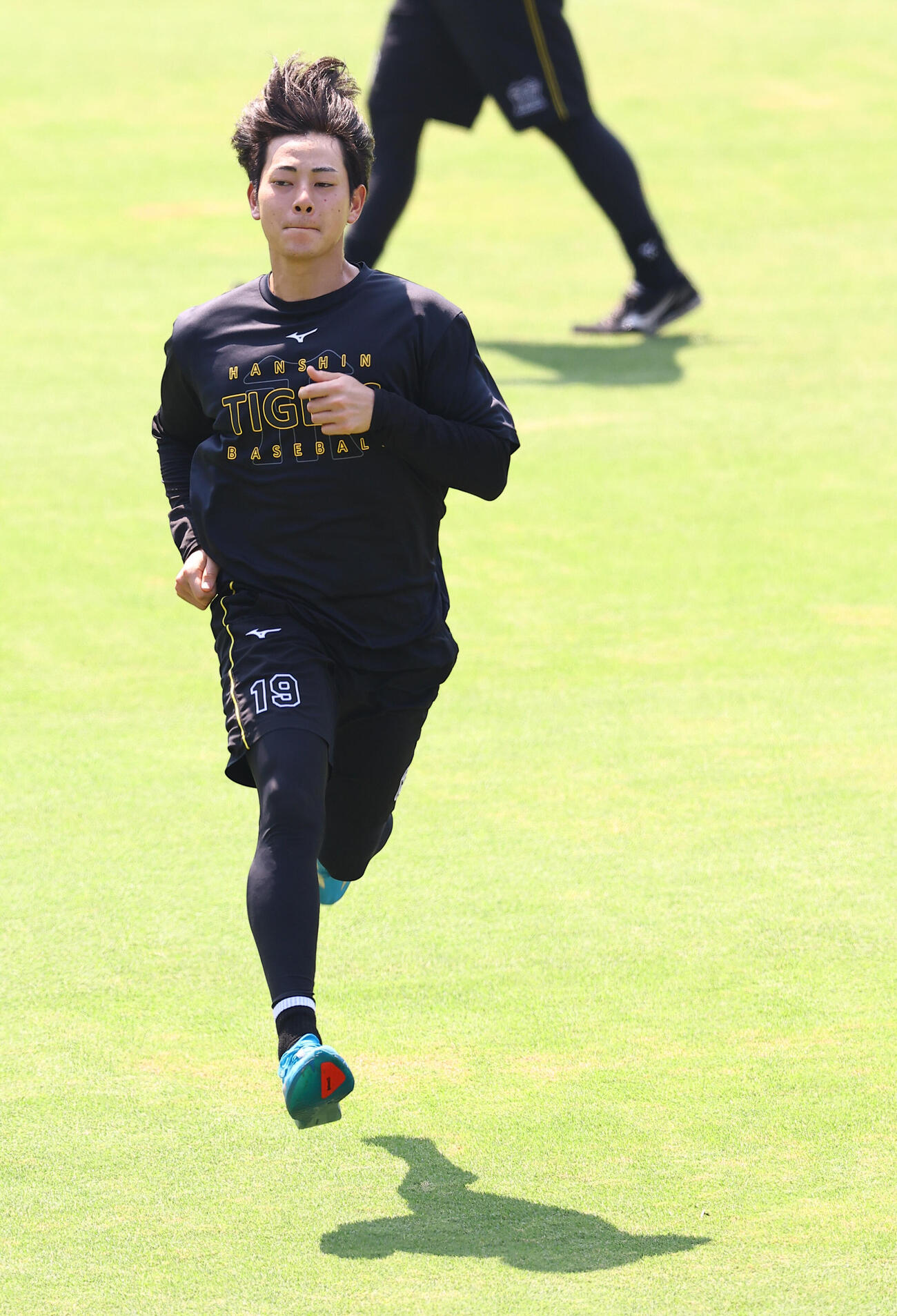 阪神対DeNA　ランニングをする下村海翔（撮影・上田博志）
