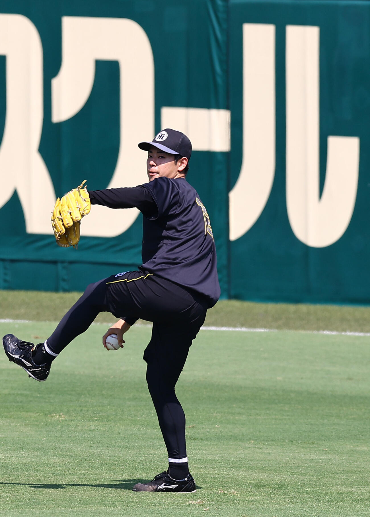 阪神対DeNA　キャッチボールをする下村海翔（撮影・上田博志）