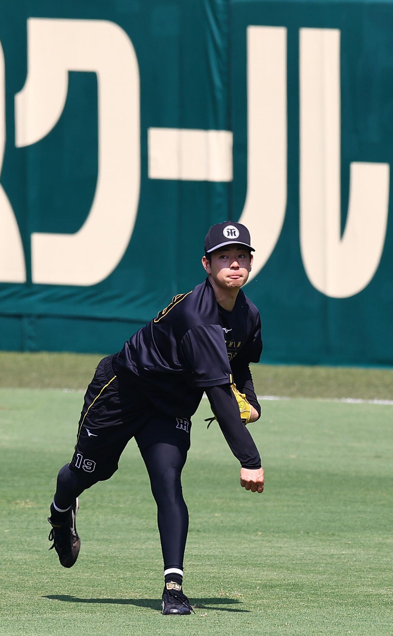 阪神対DeNA　キャッチボールをする下村海翔（撮影・上田博志）