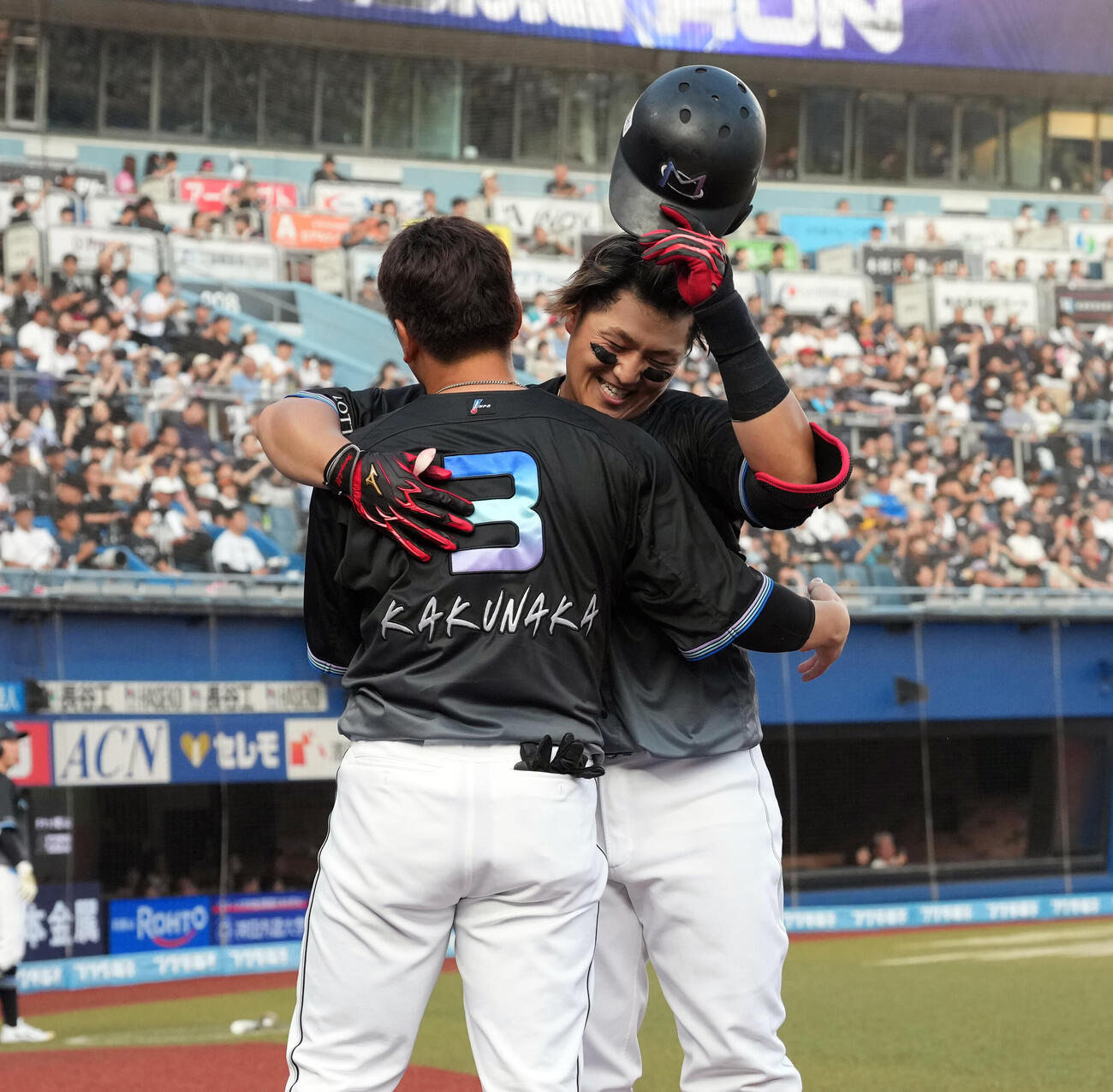 ロッテ対ソフトバンク　3回裏ロッテ2死、ソロ本塁打を放ち角中勝也に迎えられる山口航輝（撮影・たえ見朱実）