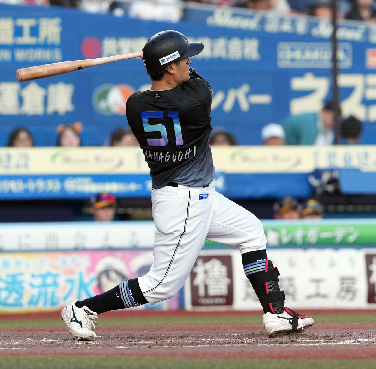 ロッテ対ソフトバンク　3回裏ロッテ2死、ソロ本塁打を放つ山口航輝（撮影・たえ見朱実）