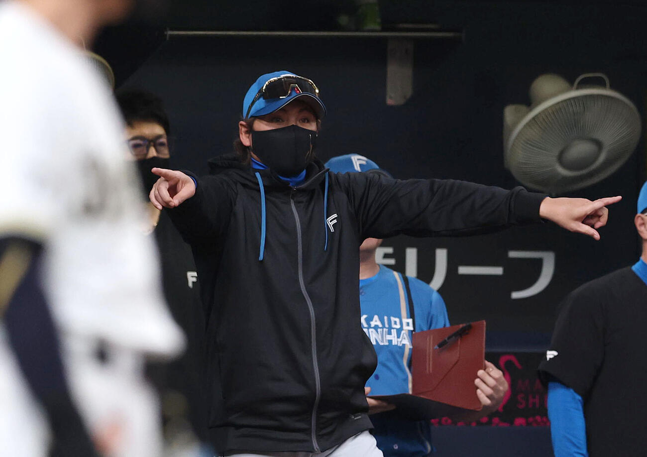 4回裏オリックス1死一塁、福永奨の一塁セーフの判定にリクエストする新庄監督（撮影・白石智彦）