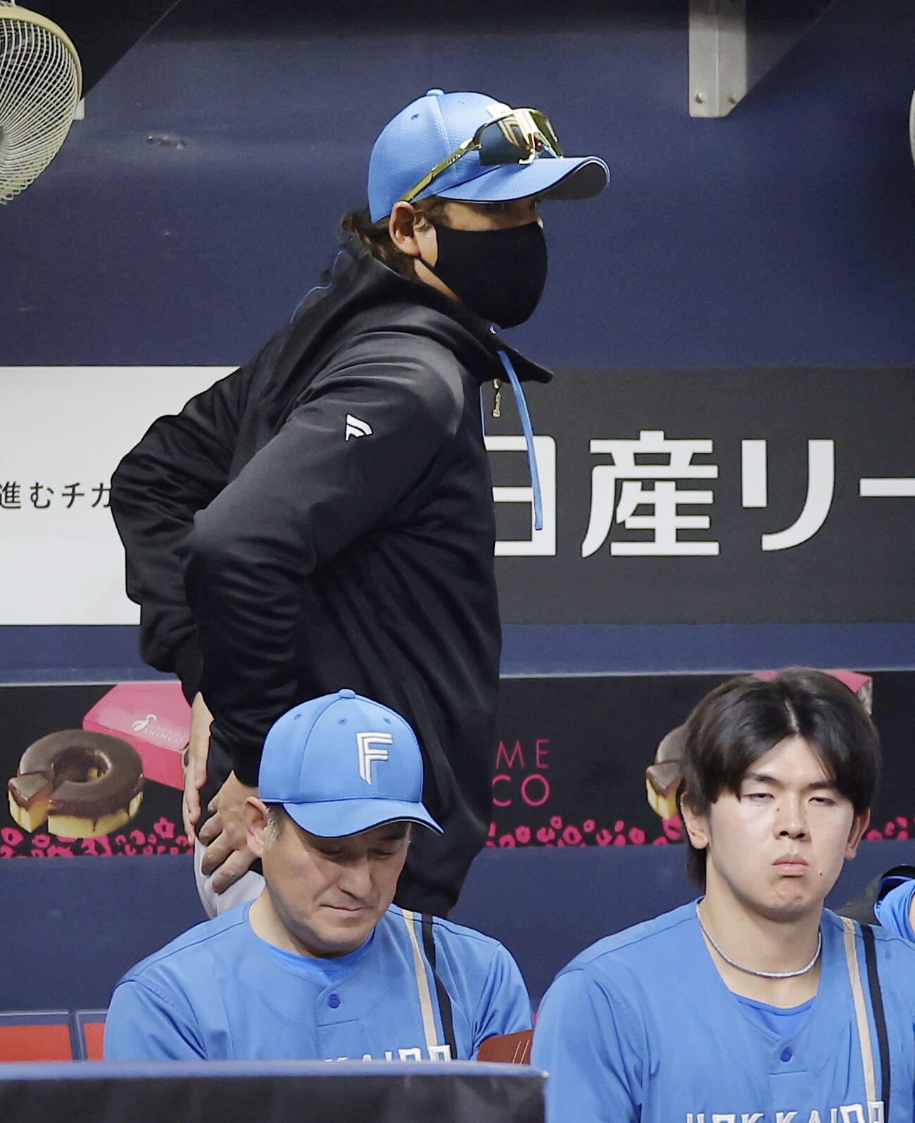 オリックスに敗れ、引き揚げる日本ハム新庄監督（共同）