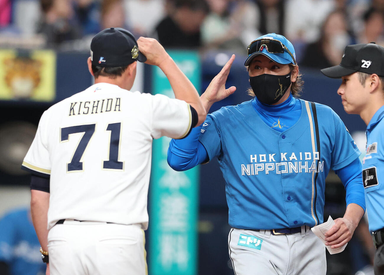 メンバー表交換を終えオリックス岸田監督（左）に敬礼する日本ハム新庄監督（撮影・白石智彦）
