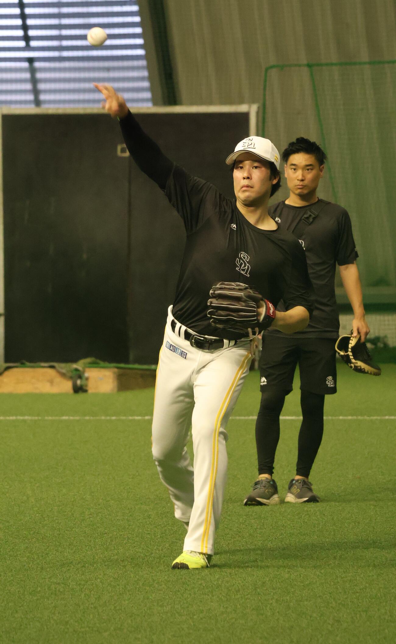 ソフトバンク藤井皓哉はキャッチボールを行う