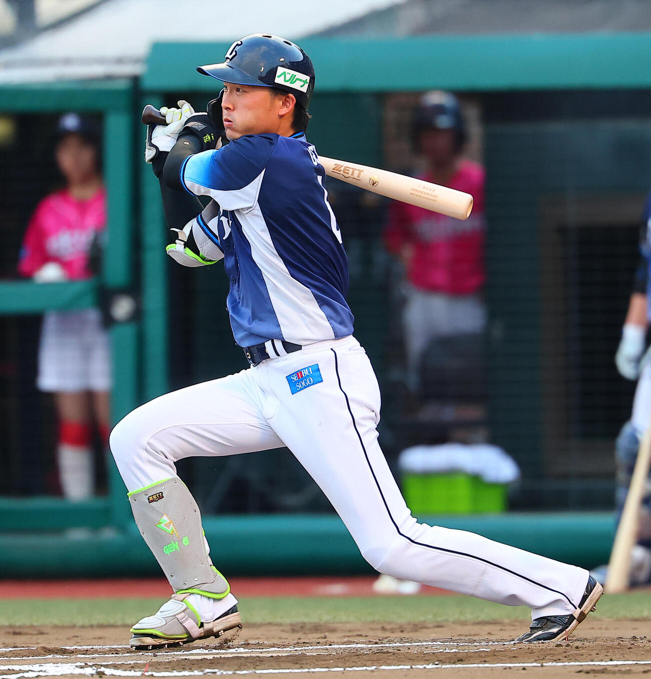 楽天対西武　6回表西武2死一塁、適時三塁打を放つ源田壮亮（撮影・野上伸悟）