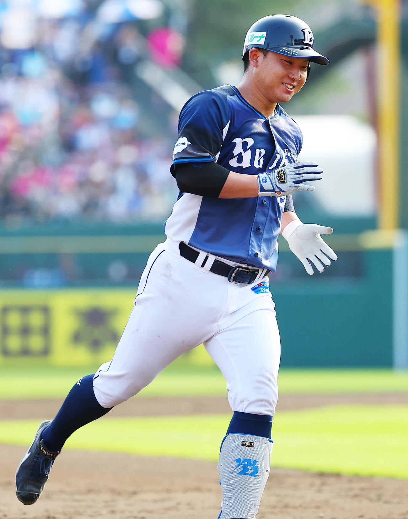 楽天対西武　2回表西武2死一、二塁、先制3点本塁打を放ち喜ぶ古賀悠斗（撮影・野上伸悟）