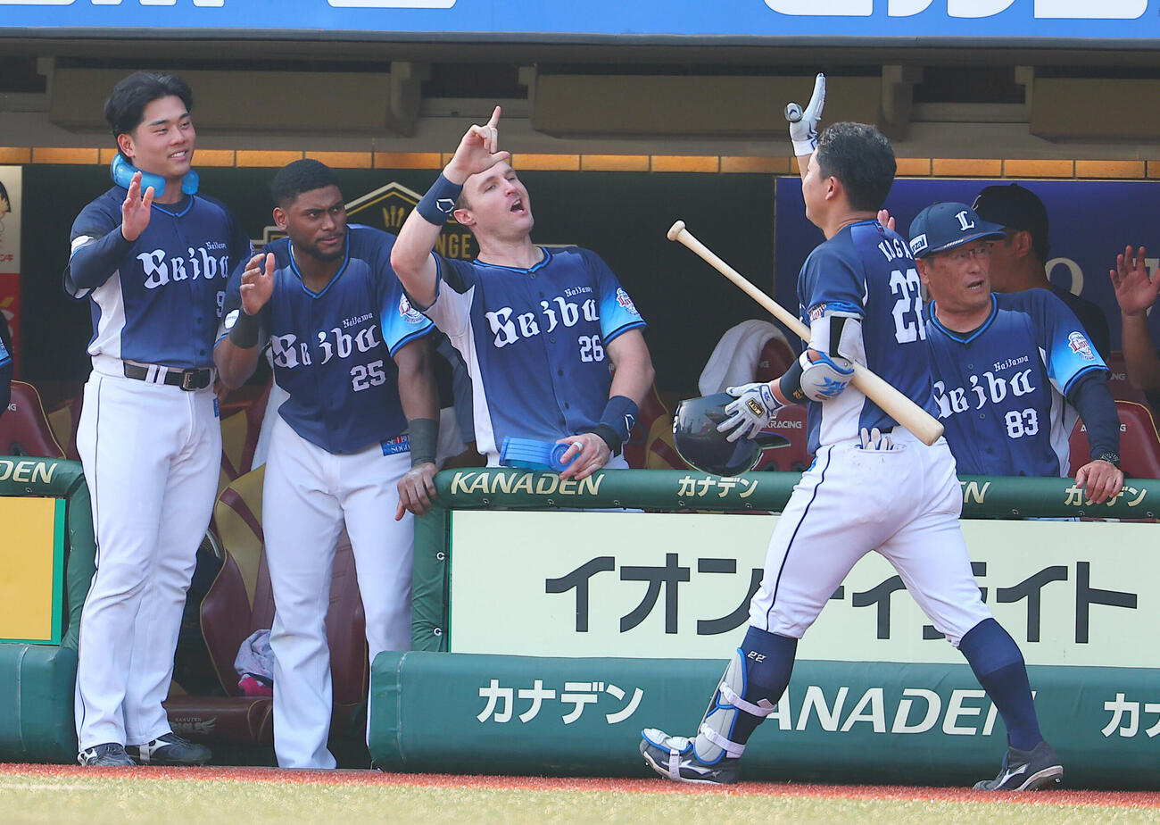 楽天対西武　2回表西武2死一、二塁、先制3点本塁打を放ちベンチ迎えられる古賀悠斗（撮影・野上伸悟）