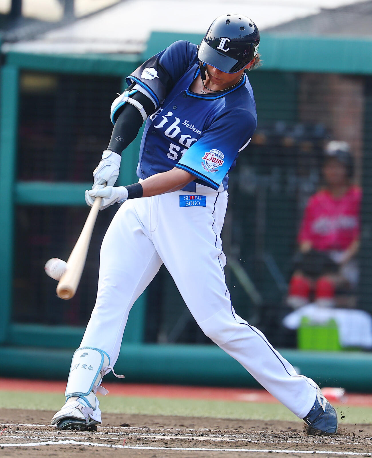 楽天対西武　2回表西武2死、本塁打を放つ西川愛也（撮影・野上伸悟）