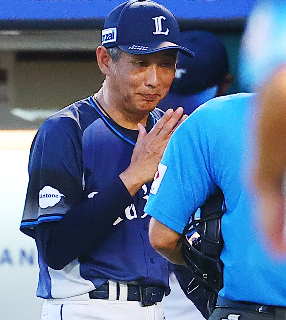 楽天対西武　選手交代を告げる西武西口文也監督（撮影・野上伸悟）