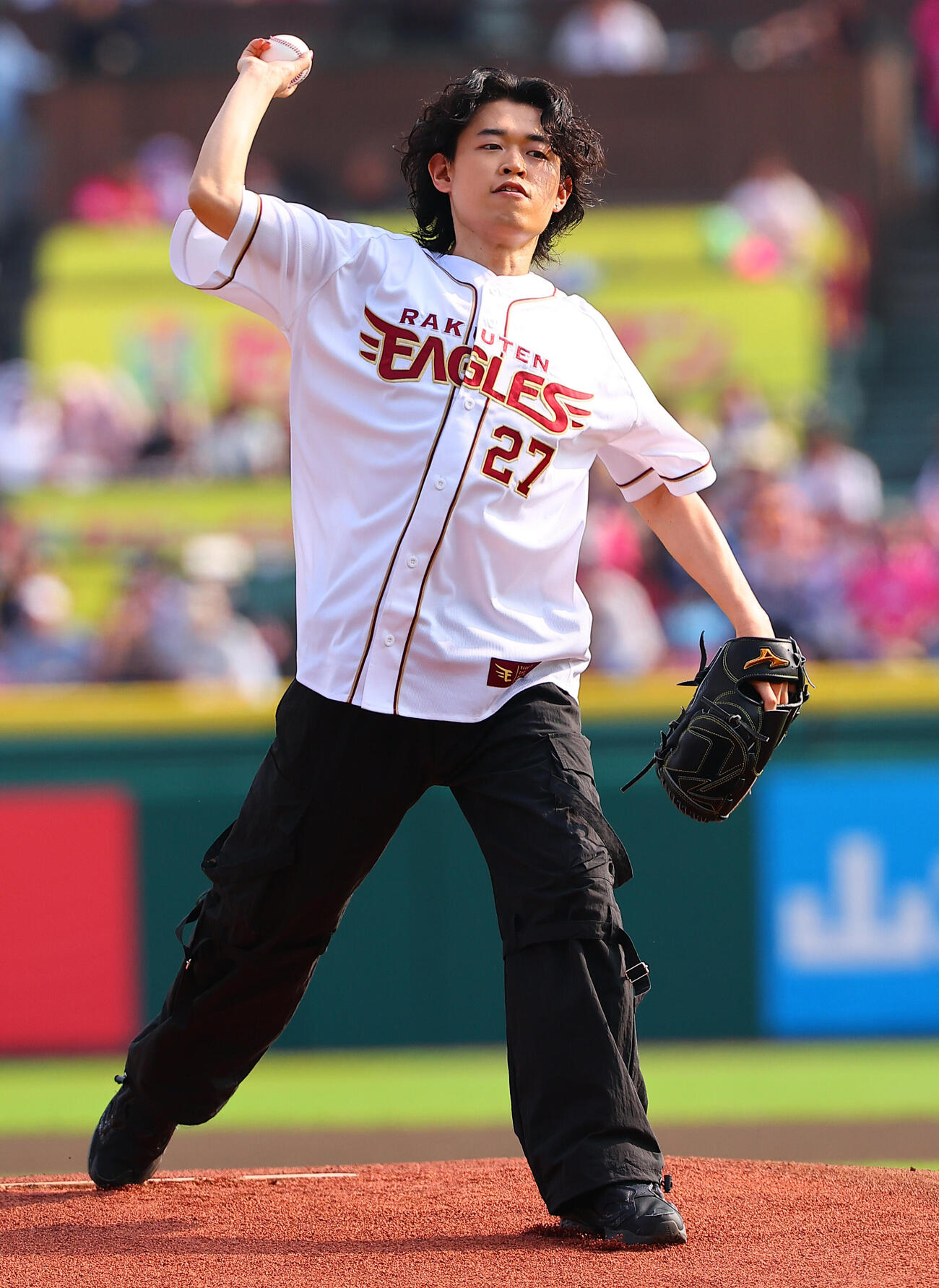 楽天対西武　セレモニアルピッチを行うTani Yuuki（撮影・野上伸悟）