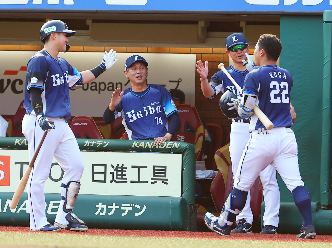 楽天対西武　2回表西武2死一、二塁、先制3点本塁打を放った古賀悠斗を迎える西口文也監督（撮影・野上伸悟）