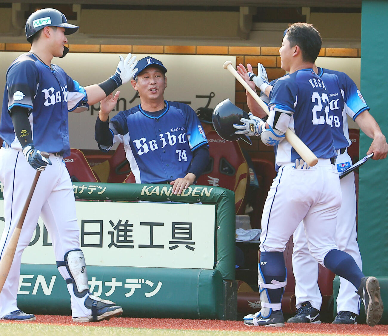 楽天対西武　2回表西武2死一、二塁、先制3点本塁打を放った古賀悠斗を迎える西口文也監督（撮影・野上伸悟）