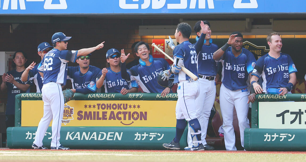楽天対西武　2回表西武2死一、二塁、先制3点本塁打を放ちベンチ迎えられる古賀悠斗（撮影・野上伸悟）