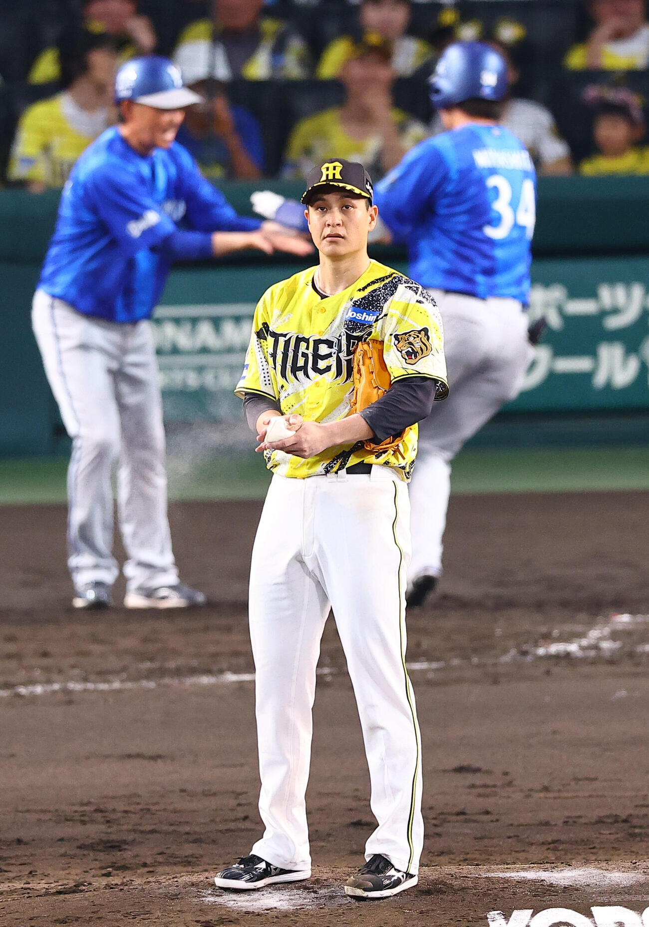阪神対DeNA 5回表DeNA無死、大竹耕太郎は宮下朝陽（右）に先制ソロ本塁打を浴びる（撮影・上田博志）