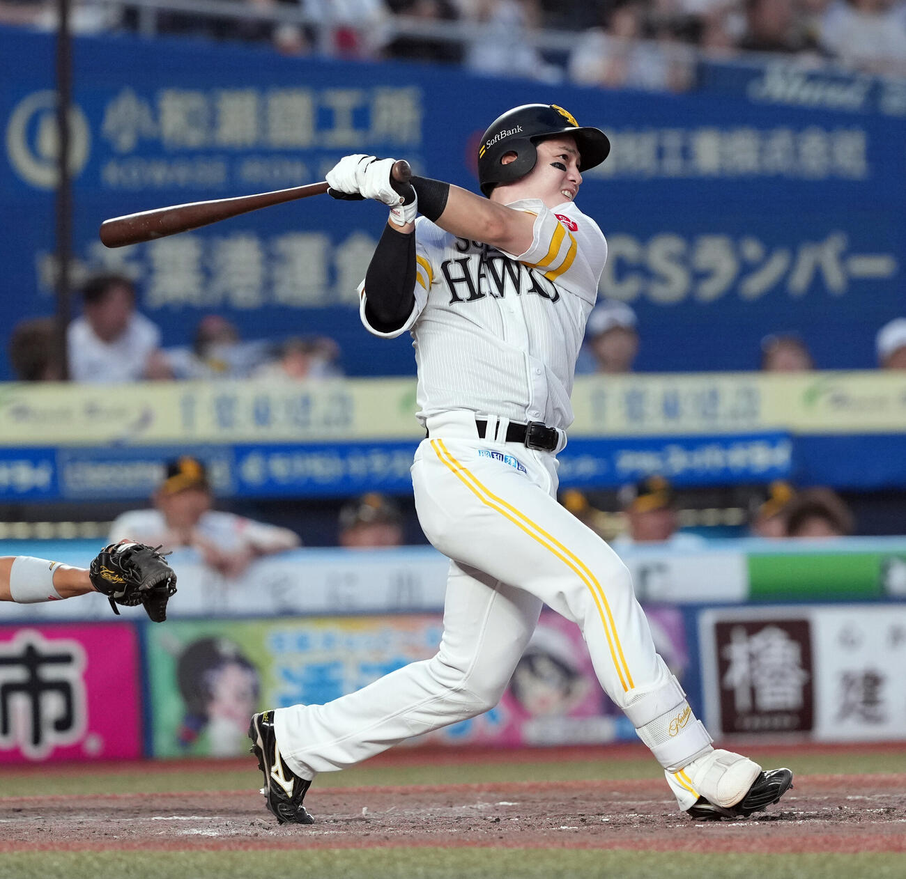 ロッテ対ソフトバンク　5回表ソフトバンク1死三塁、右前に勝ち越しの適時打を放つ栗原陵矢（撮影・たえ見朱実）