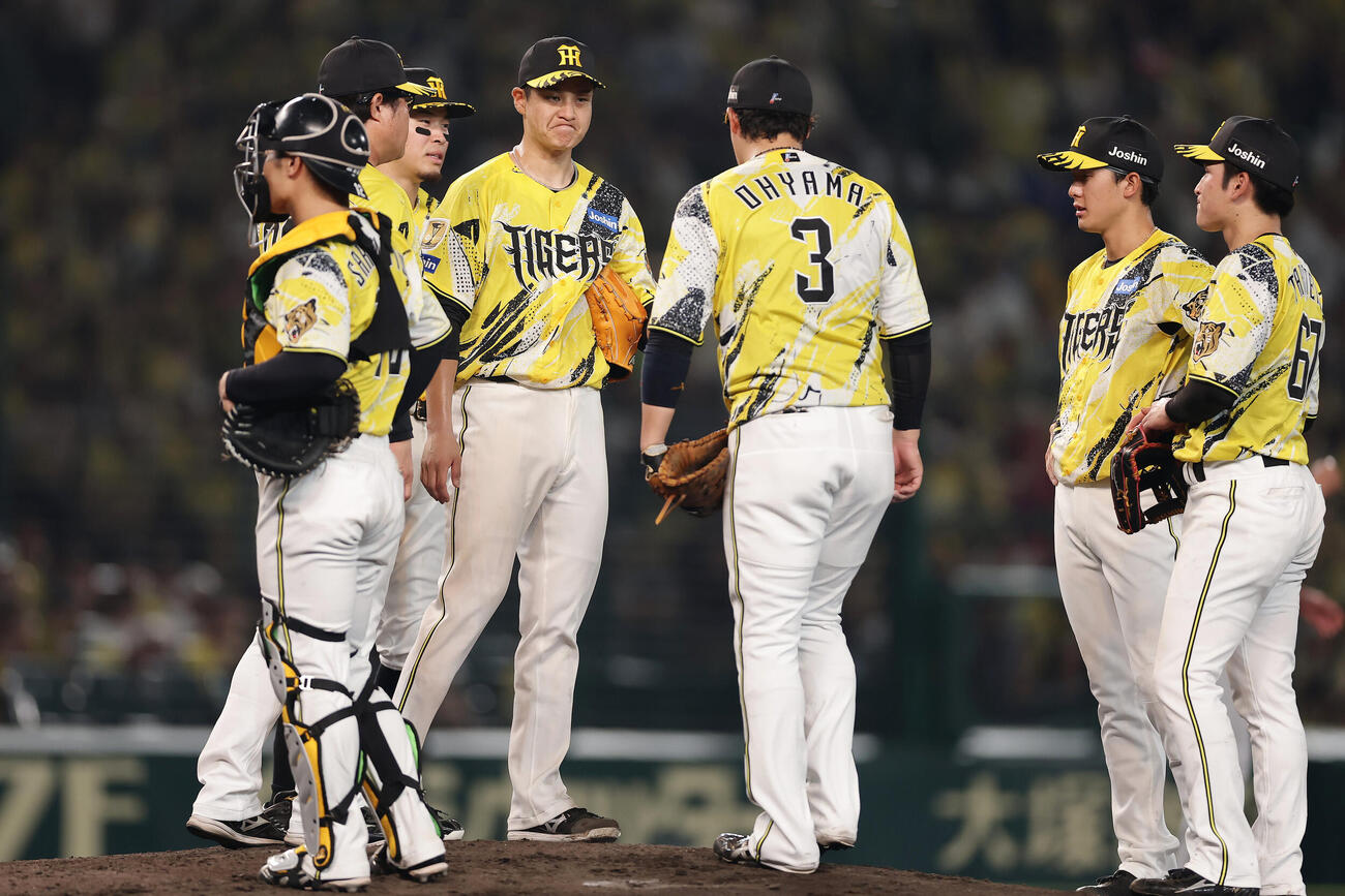 阪神対DeNA 6回表DeNA2死一、二塁、降板となり悔しそうな表情を見せる大竹耕太郎（左から4人目）（撮影・前田充）