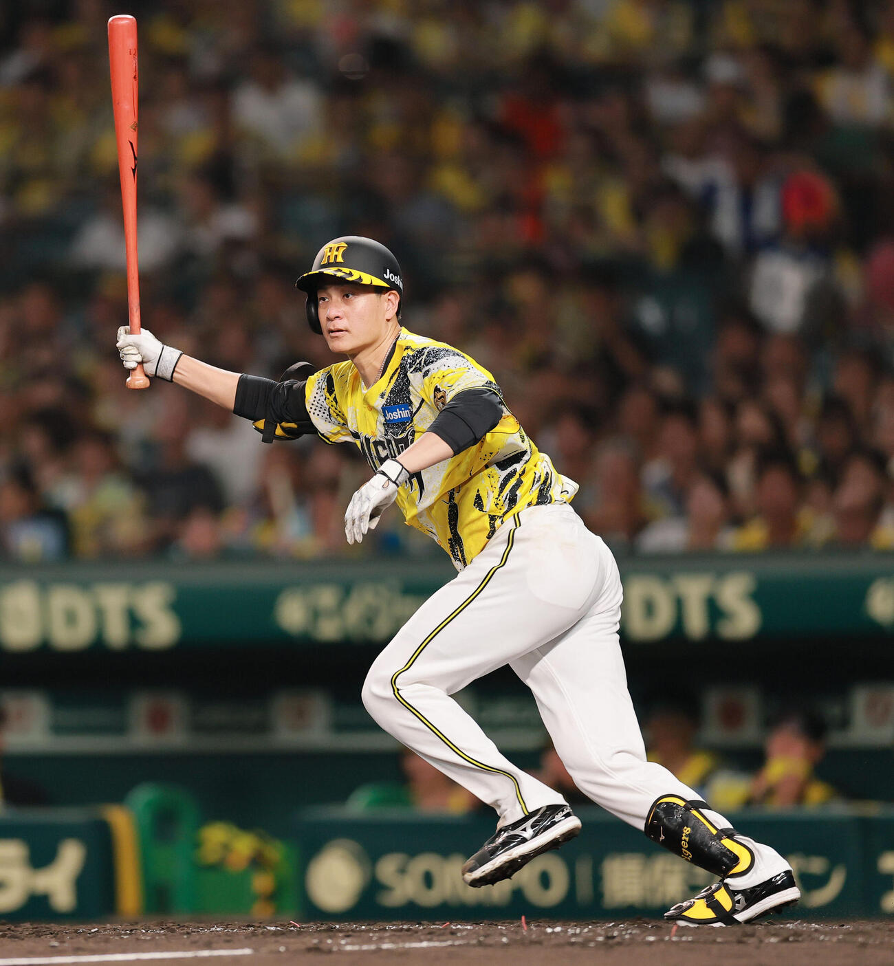 阪神対DeNA 5回裏阪神1死、大竹耕太郎は左前打を放つ（撮影・上山淳一）