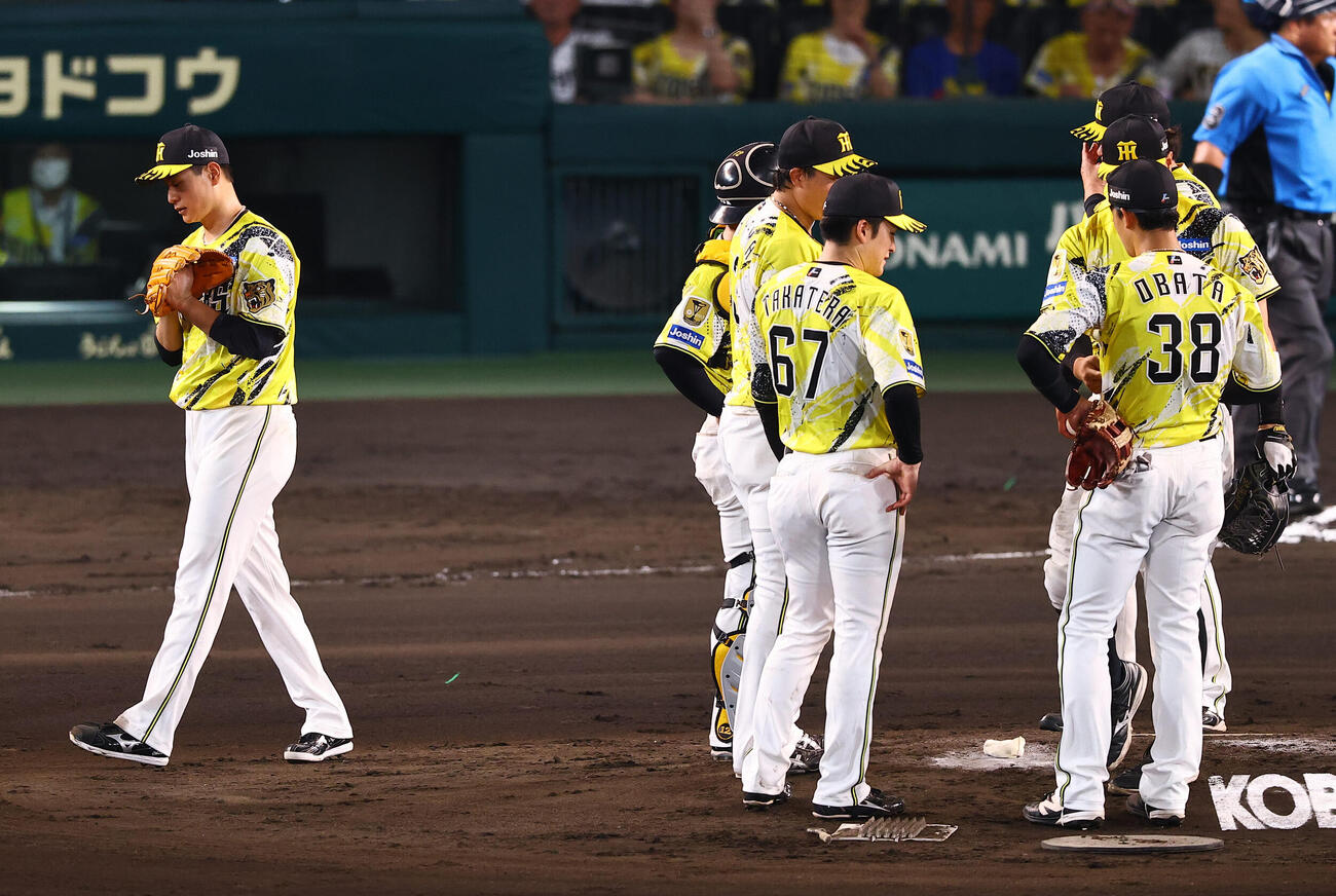 阪神対DeNA　大竹耕太郎（左）は6回途中1失点で降板する（撮影・上田博志）