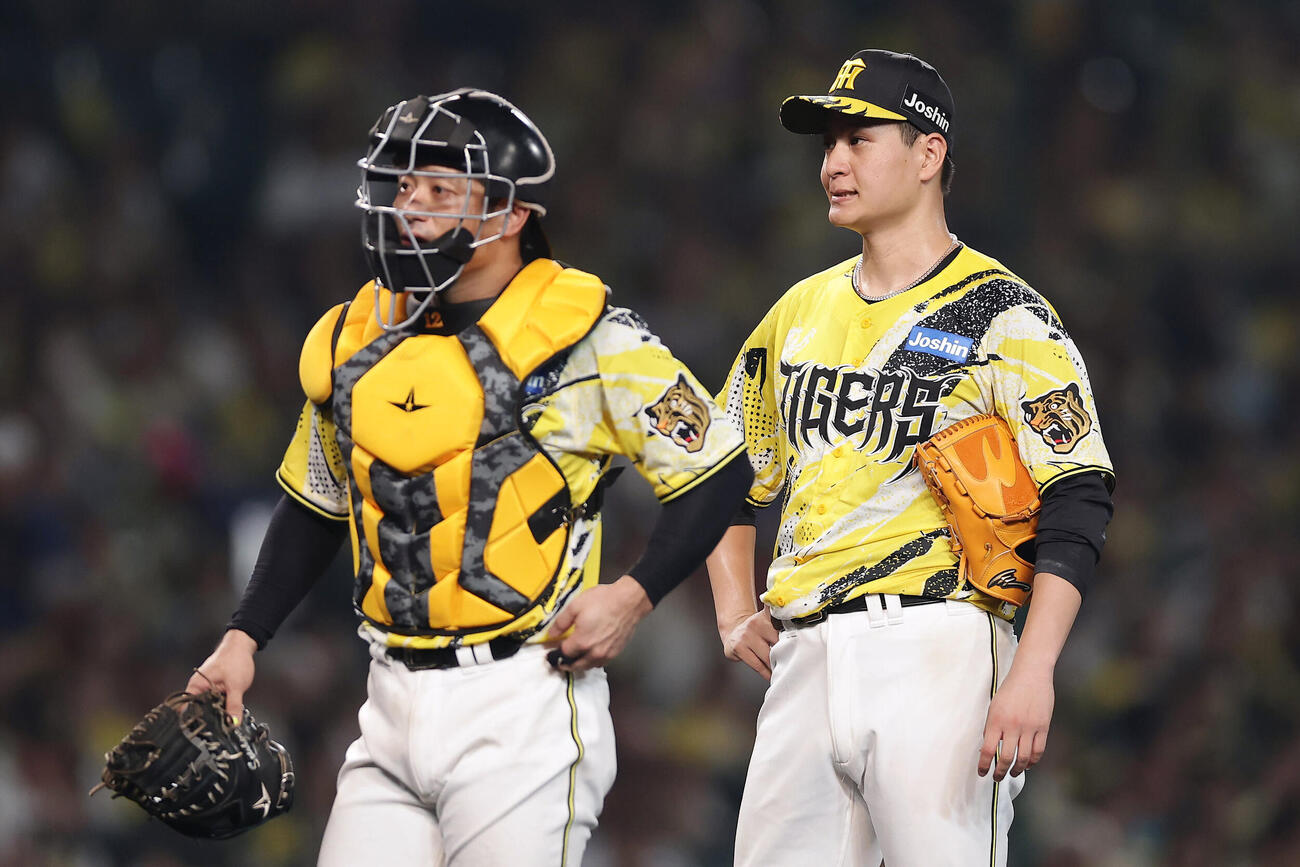 阪神対DeNA 6回表DeNA2死一塁、宮崎敏郎に内野安打を許したところで降板となる大竹耕太郎（右）。左は坂本誠志郎（撮影・前田充）